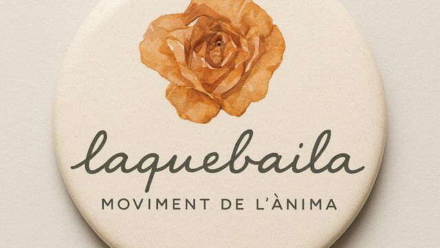 Chapa con el logo "Laquebaila"