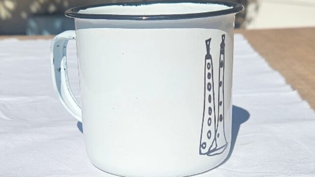 Taza metálica retro con logo Aires 2025