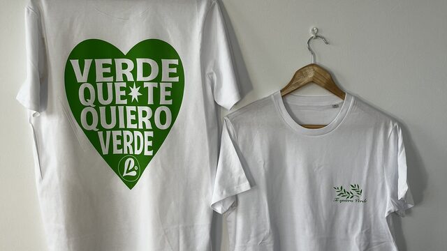 Camiseta “Te quiero verde” — Blanco / Verde / Púrpura