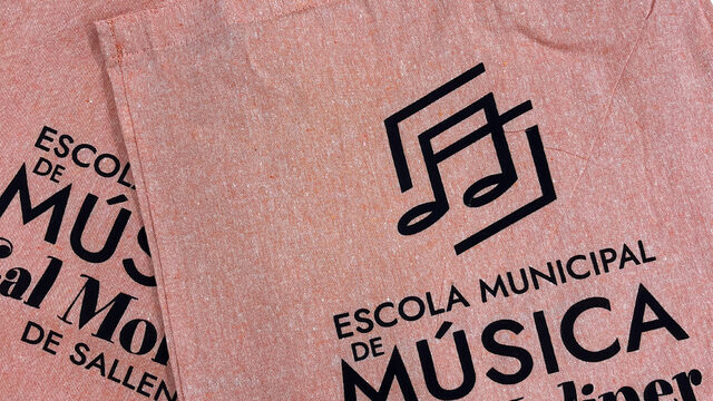 Bossa de tela amb el logo de l'escola de música.