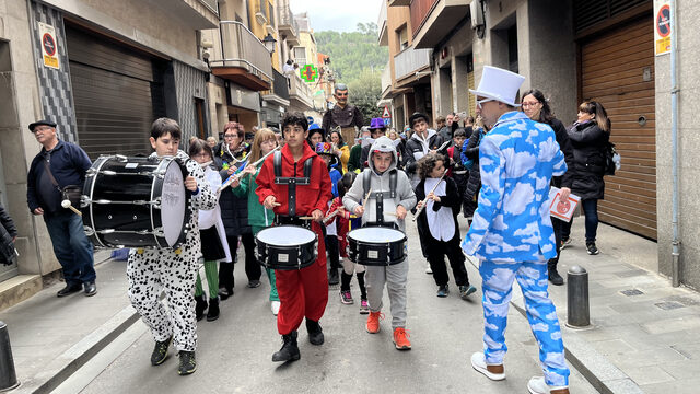 Estrena en primícia de la música de la Gegantona (en un assaig).
