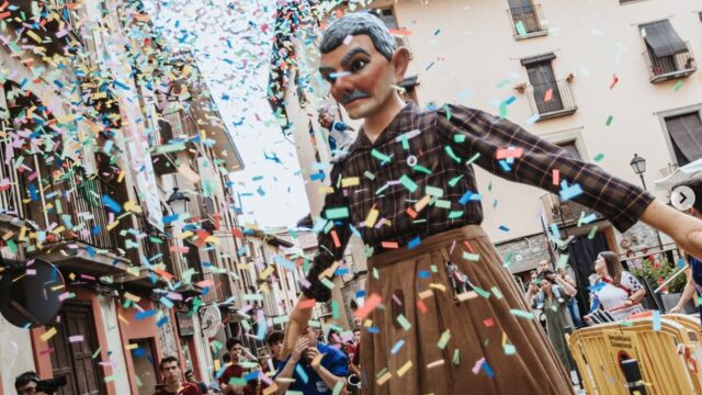 Ballada de la Gegantona davant de casa teva.