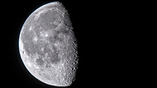 luna gibosa menguante