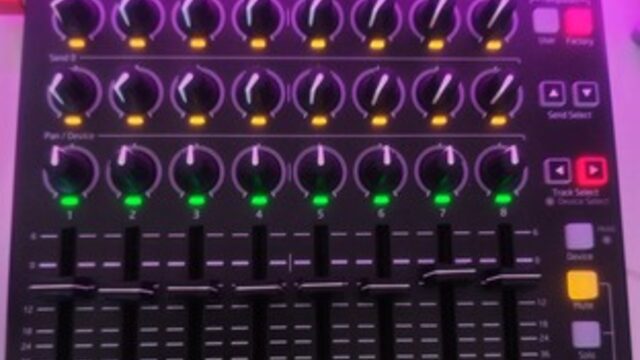 El llibre + Escolta online en primícia + CD + "El viatge de l'heroi" amb la producció i col·laboració de Quimi Portet  + una entrada de concert