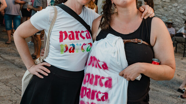 4 entrades a triar entre TOTS els concerts * + Nom a la banderola + Revista PARCA nº 1 i nº2 + estampació de samarreta exclusiva al Festival PARCA (Preu total dels 11 concerts 112€)