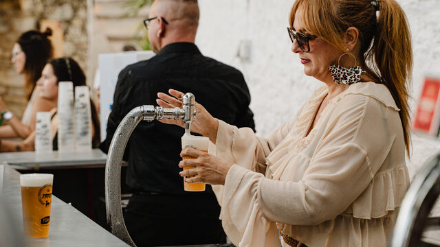 5 entrades a triar entre TOTS el concerts * + Nom a la banderola + 1 entrepà i 1 refresc/cervesa al Bar de l’Ermita per a UN dels concerts triats (Preu total dels 11 concerts 112€)