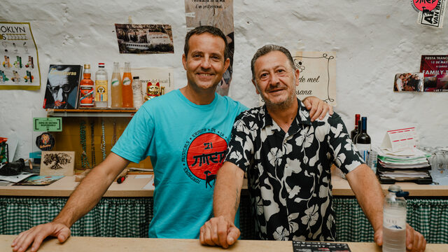 Entrada per a TOTS els concerts * + Nom a la banderola + aparcament exclusiu a prop de l’entrada + paella verkamista amb posterior DJ  a l’Ermita de la Pietat (Preu total dels 11 concerts 112€)