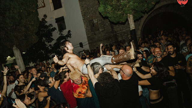 Entrada DOBLE per a TOTS els concerts  (valorats en 224€) * + Nom a la banderola + paella verkamista per a DOS persones amb posterior DJ a l’Ermita de la Pietat (Preu total dels 11 concerts 112€)