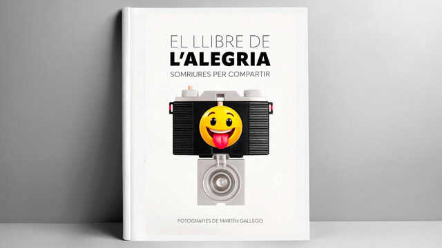 Un exemplar del llibre entregat en mà