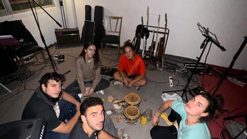 Ayuda al grupo Radices a lanzar su primer disco