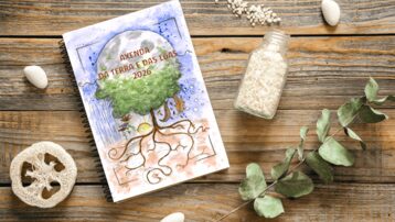 Axenda da terra e  das lúas 2026 -  Un calendario galego que segue os ritmos da natureza e do  alimento. Feita en comunidade, entre a arte, a terra e as mans que coidan.