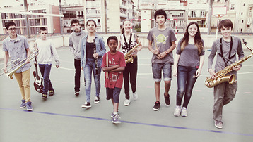 Un saxo barítono para la escuela MÚSICAEXTRA  