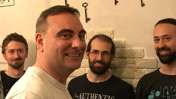 FaLsantes, dos viejunos quieren cumplir su sueño adolescente