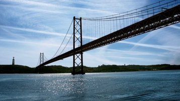 Lisbon wants a SOS boat party