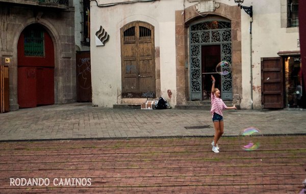 Niña jugando con burbujas en Barcelona