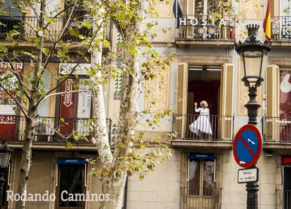 Marilyn saludando por la ventana