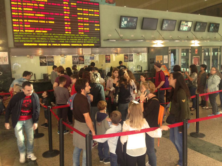 colas en el cine para entrar a las proyecciones de FICIV