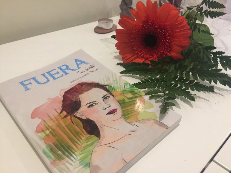 un libro y una rosa