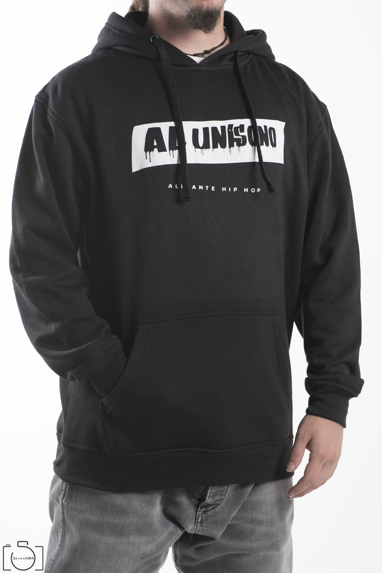 Sudadera negra con capucha