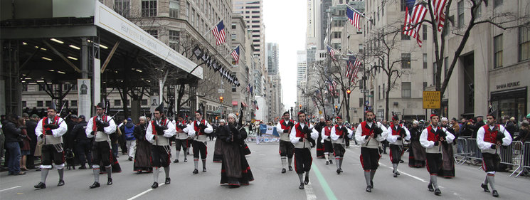 Banda de Gaitas Villa de Xixón durante el desfile de San Patricio en Nueva York (2014)