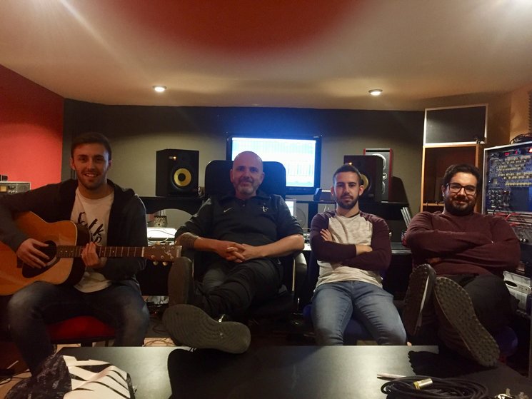 De izquierda a derecha: Marcos San José, Ramón Berlanga, Daniel Martínez (Batería del disco) y Cristian Jiménez (tCHEY).