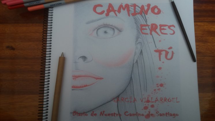 Camino dibuja y escribe en su cuaderno