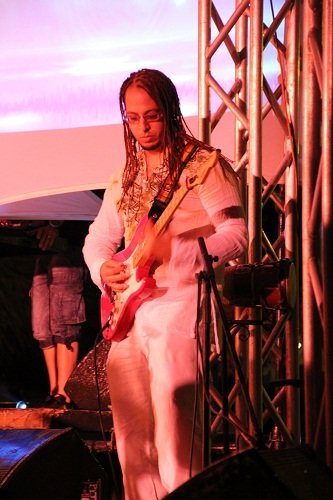 Jr tocando su guitarra eléctrica