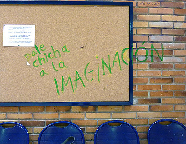 Pintada expandida en el pasillo de la cafetería y la biblioteca.