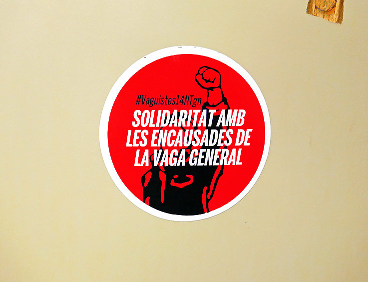 Pegatina en una mesa de un aula, en solidaridad con los encausados por los disturbios ocurridos en Tarragona durante la huelga general del 14 de noviembre de 2012. 