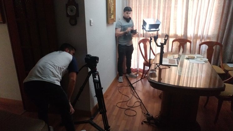 Parte del equipo técnico preparando el rodaje.