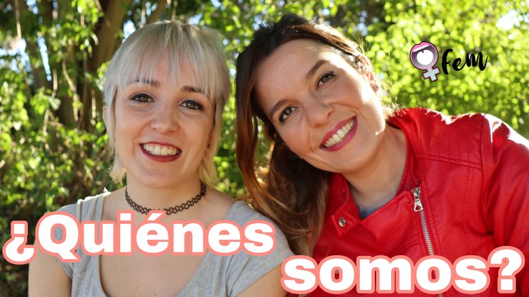 De derecha a izquierda: Q (Pilar Mármol) y Fem (Jéssica Pacheco)