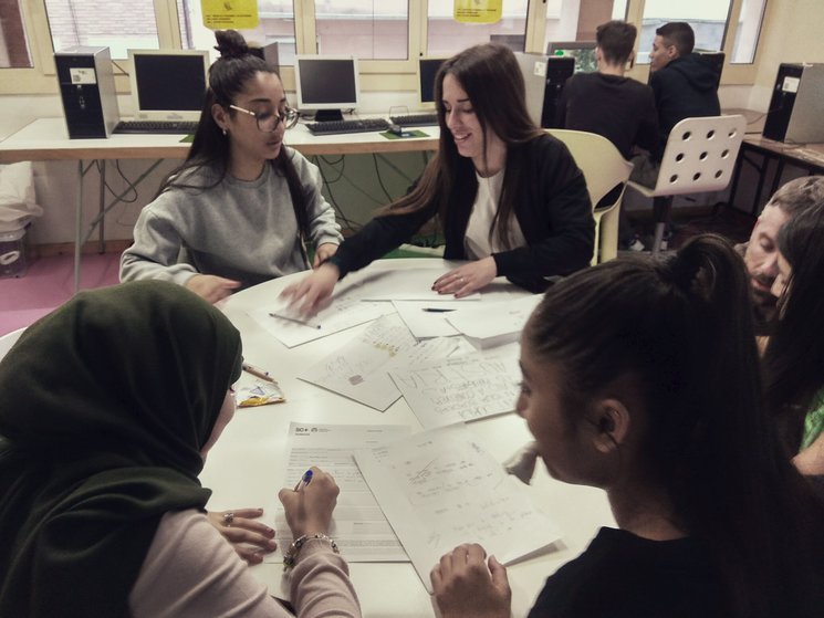 Los jóvenes trabajando en el proyecto