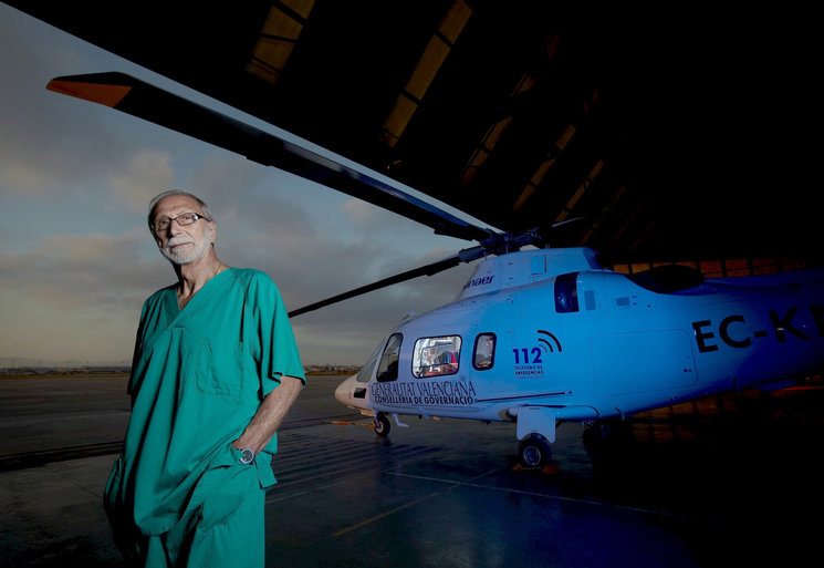 El doctor Mir posa ante el helicóptero de Emergencias de la Generalitat Valenciana. Foto: Mikel Ponce.