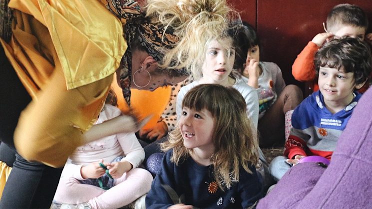 Fer participar directament als infants durant el festival és un dels nostres principals objectius.