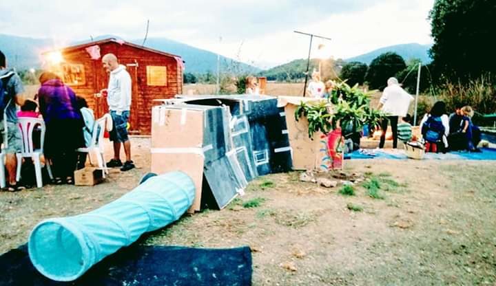 Espacio de niñas y niños creando un fuerte y túnel enteramente de materiales reciclados (La Revetlla de la Dona 1ra Edición)