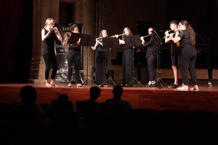 Estudiantes de flauta tocando con la Solista Janne Tomsen
