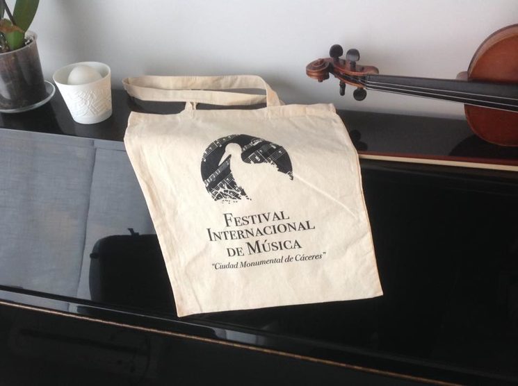 bolsa del festival, en breve esperamos disponer también del mismo modelo en negra con el logo blanco