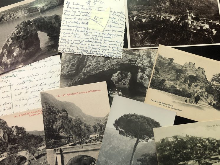 Varias de las postales manejadas previamente para este libro