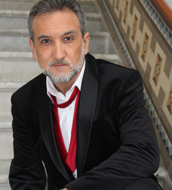 Nicolás Capelo: PABLO, Propietario del bar
