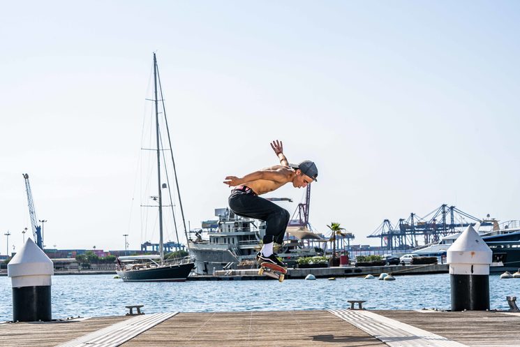 ollie navarro_sk8er en Puerto Valencia
