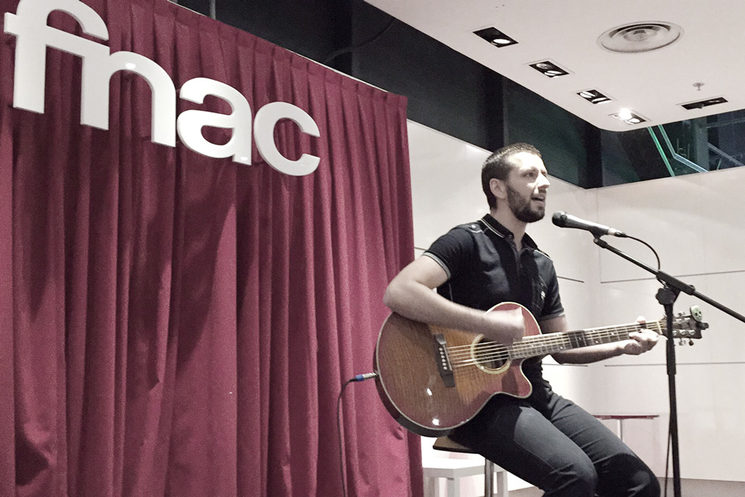 Tocando en directo en FNAC La Gavia