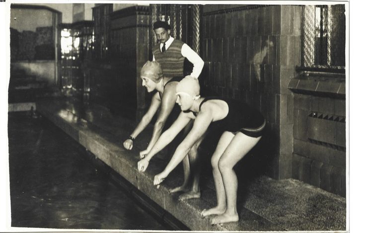 Enrique Granados Gal entrenando a dos nadadoras