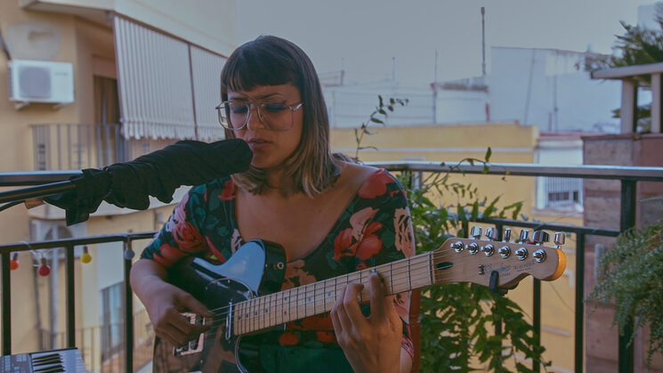 MARIANA PARAWAY sesion en balcón Ig:@marianaparaway