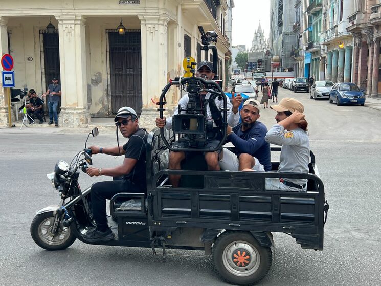 Se utilizaron un triciclo eléctrico y un car mount sobre un van para hacer parte de las tomas que implicaban largos desplazamientos . 