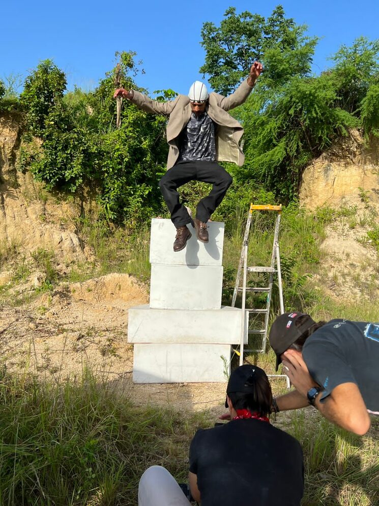 Se intentó que las estructuras estuvieran lo más cercano a sus medidas reales, aunque los protagonistas tendrán la altura de los personajes  en la vida real, no la de las estatuas. El actor Edel Govea, que interpretó a Jose Martí, tuvo que realizar varias escenas que pusieron a prueba sus condiciones físicas. <br/>
 