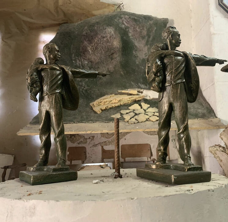 Se emplearon réplicas de la estatua como apoyo para mantener la fidelidad en el modelado de las mismas.