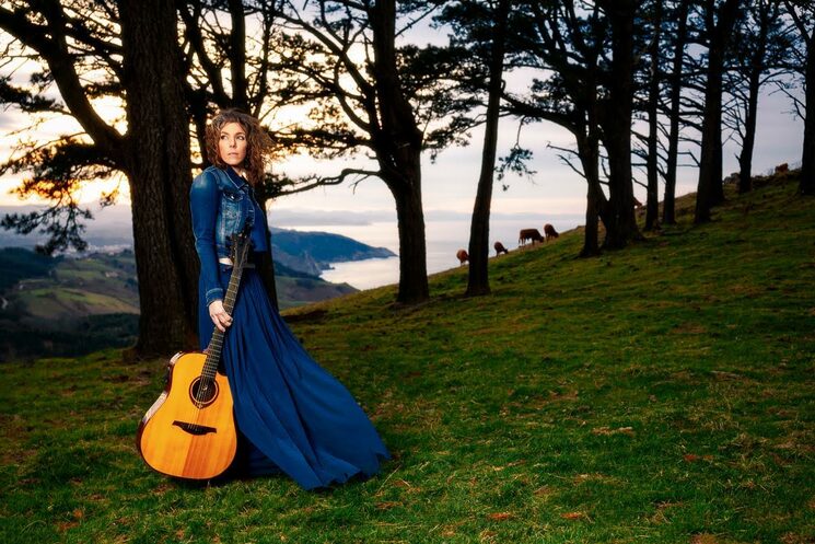 Soy Amaia Adin. Compositora y cantante de estas canciones tan bonitas.