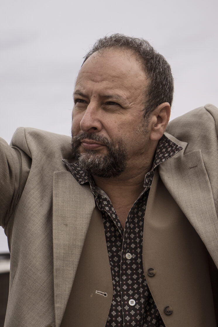 Este soy yo, posando como si fuera alguien importante