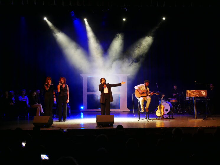 Interpretación musical junto a la banda de Ego Femina de la canción Beautiful de Christina Aguilera