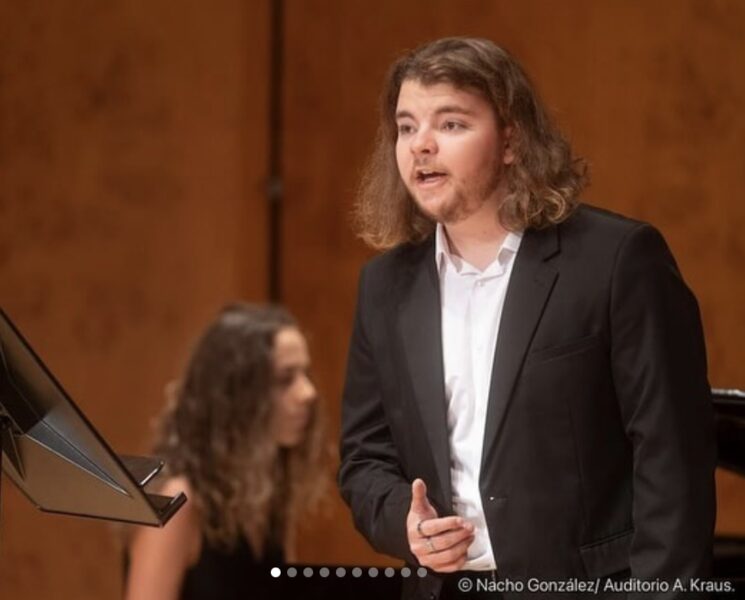 En Voces Polyhum cuento con la colaboración de Alejandro Robaina, jóven estudiante, contratenor y acordeonista, facilitador vocal y asistente en el proyecto. 